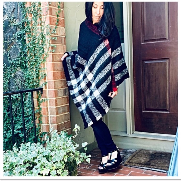 ✨LAST ONE✨Chic black plaid soft knit poncho - Picture 2 of 7